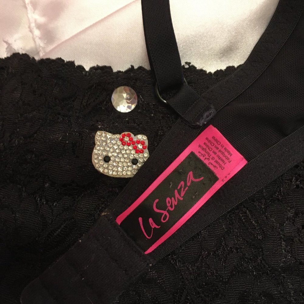GORGEOUS pin up style lace bra and shorts set with hello kitty crystal details - Picture 11 of 12